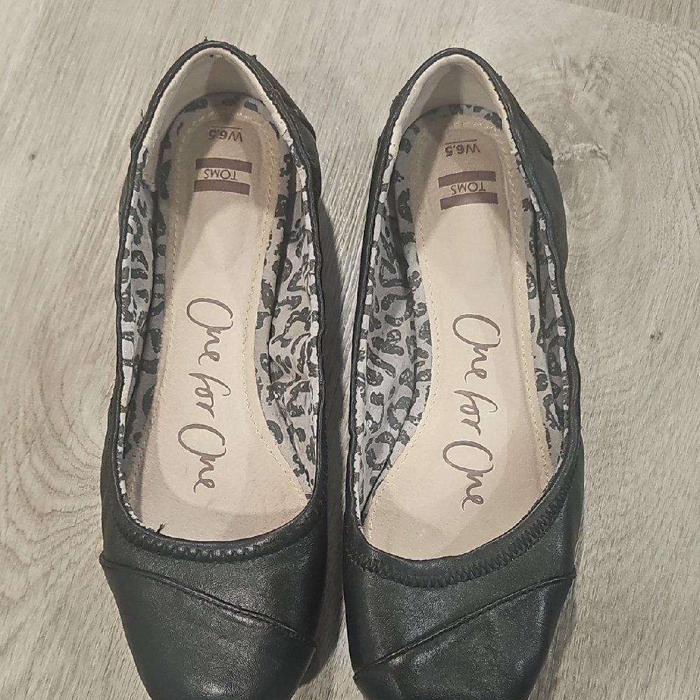 Toms Black Flats Comfortable Slip-On Loafers